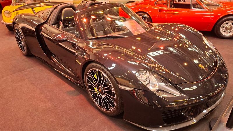 Noch nicht mal Youngtimer und richtig schön viel Geld: Diesen Porsche 918 Spyder von 2015 gab's für läppische zwei Millionen Euro – pardon: 1.999.999 Euro im genau zu sein. (Bild: Dominsky – VCG)
