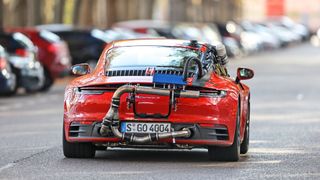 Das ist kein optionaler Sportauspuff für den 911er, sondern Messtechnik. Und die hat ermittelt, was beim Betrieb von synthetischen und konventionellen Kraftstoffen im öffentlichen Straßenverkehr tatsächlich hinten raus kommt. (Auto Motor und Sport/Hans-Dieter Seufert)