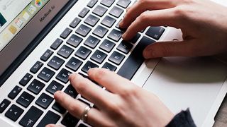 Obwohl Apple-Geräte in der Anschaffung teuer sind, kann sich ihr Einsatz im Unternehmen lohnen – auch finanziell! (Bild: © Мирослав Гордійчук / Roman Drits - stock.adobe.com)