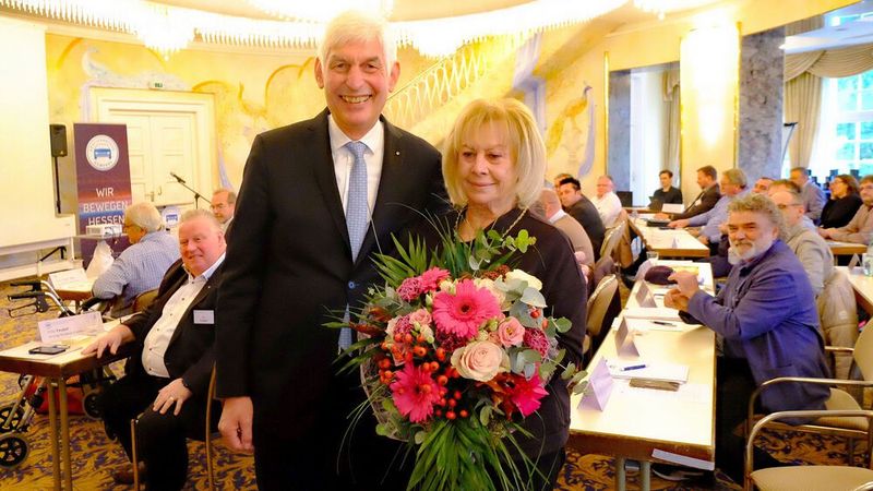Blumen für die scheidende „Frau Präsidentin“ Silvia Karpinski-Schmitt von dem neuen Präsidenten Michael Kraft. (Bild: VCG - Zietz)
