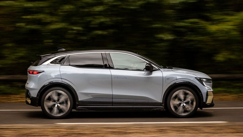 Der Schwerpunkt liegt, bedingt durch die große Batterie im Boden, neun Zentimeter tiefer als beim Verbrenner-Mégane. (Bild: Renault)