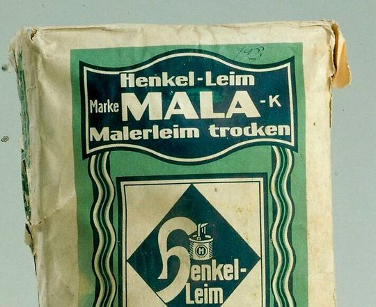 Grün war in den 1920er-Jahren nicht nur die Hoffnung bei Henkel in Düsseldorf, sondern auch das erste Klebstoffprodukt, das genau vor 100 Jahren an lokale Firmen verkauft wurde. Hier erfahren Sie mehr über die Meilensteine, auf die Henkel seitdem zurückblicken kann.(Bild:  Henkel AG)