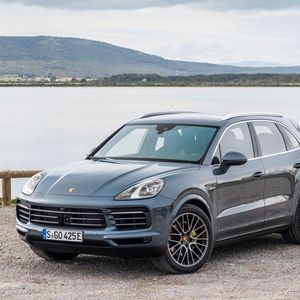 Dafür bekommen Käufer ein edles SUV, das auch mal ins Gelände abbiegen kann.(Bild:  Porsche)