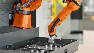 Das Grundkonzept der EcoZ-Roboterzellen ist die nach vorne geneigte Stellung des Roboters. Das gibt diesem die Möglichkeit, aus der Zelle heraus quasi um die Ecke zu greifen. (Bild: HandlingTech)