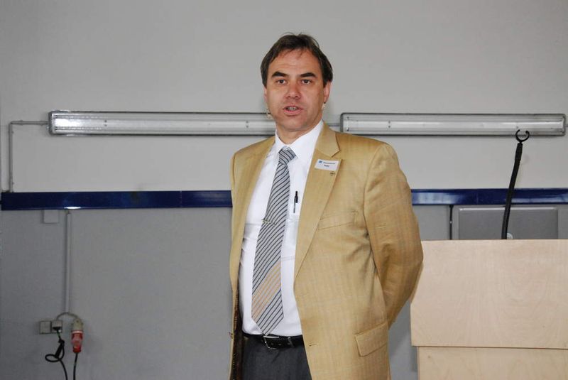 Jürgen Peitz, Opel, erklärte das Karosseriereparaturkonzept des Opel Insignia. (Archiv: Vogel Business Media)