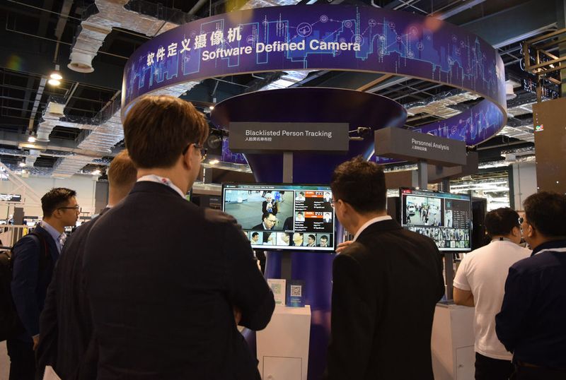 Angstmacher KI: An diesem Stand konnte die Technik nicht nur den Autor (Monitor Bildmitte) verfolgen, sondern separat auch noch seine Kamera. (Ludger Schmitz / CC BY 3.0)