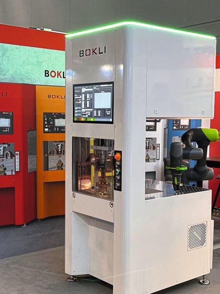 Der Schweißraum der Portalbaurreihen kann hoch, breit oder umbaubar ausgeführt werden. Geschlitzte Tische werden häufig für die Aufnahme von Rohren ausgeführt.  (Bild: Bokli)