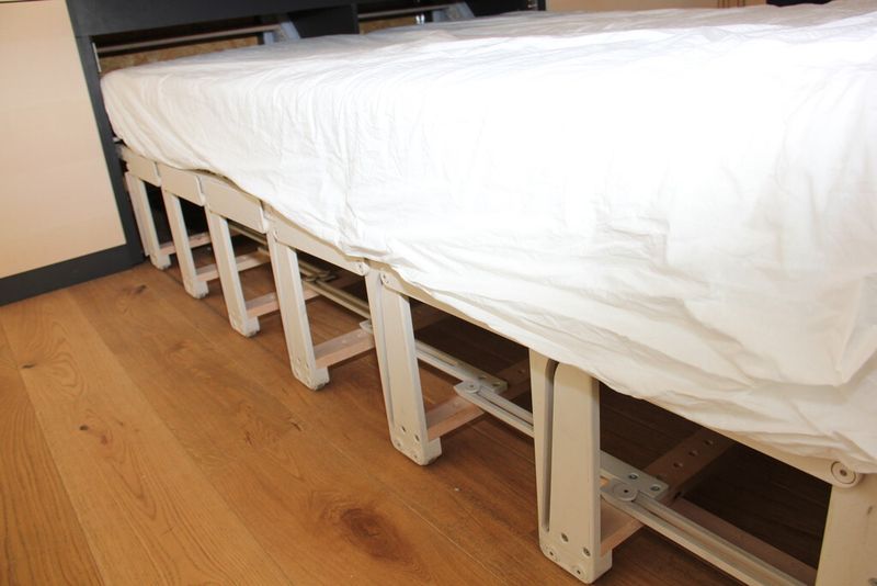 Daqs Bett klappt so zusammen, dass es senkrecht im Schrank zu stehen kommt. (Bild: Schäfer)