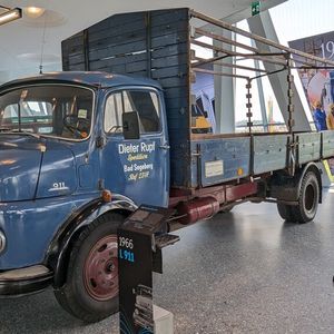 Unrestauriert: Die Spuren eines harten Arbeitslebens zeigt dieser Mercedes-Benz L 911: Den mittelschweren Kurzhauber aus dem Jahr 1966 präsentiert die Sonderausstellung mit original erhaltener Patina. Den L 911 gab es als Pritschen- und Kipper-Lkw, als Fahrgestell für Sonderaufbauten und als Sattelzugmaschine, mit oder ohne Allradantrieb. Er wurde darüber hinaus auch als Frontlenker gebaut.(Bild:  Dominsky – VCG)