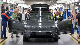 Volvo-Chef Hakan Samuelsson (r.) war beim Produktionsstart in Torslanda dabei. (Bild: Volvo)