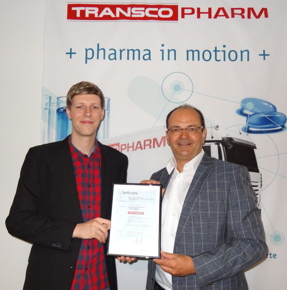 Proud of having passed the re-audit: Sören Bankrath (left, Quality Management Officer) and 
Thomas Schleife (right, Managing Director) with the GDP certificate issued by TÜV Rheinland for Transco Berlin Brandenburg. (Picture: Transco)