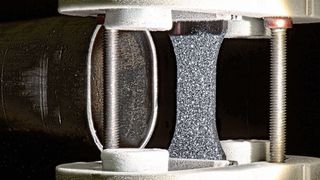 Üblicher Zugprobenstab aus Kunststoff in einer auf Minusgrade gekühlten Zerreißanlage am Fraunhofer-LBF. Hier passt alles, denn die Probe ist trocken. Dazu bedarf es neuerdings keiner aufwendigen Thermokammer mehr, betonen die Forscher... (A. Nierbauer / Fraunhofer-LBF)