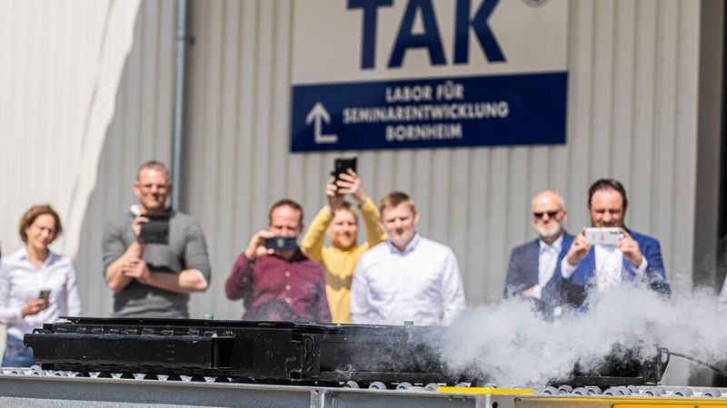 Die Mitglieder der Bundesfachgruppe Freie Werkstätten bekamen in Bornheim zu sehen, was sie im eigenen Betrieb hoffentlich nie erleben: eine brennende Batterie.(Bild:  Meike Böschemeyer)