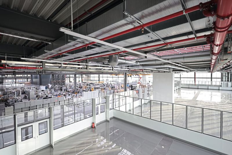 Rekuperationsenergie, die beim Abbremsen der Motoren aus der Produktion entsteht, wird ins Gleichstrom-System eingespeist. (Bild: Phoenix Contact)