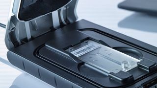 Bei diesem Testchip der Firma Greiner Bio-One International (hier im Lesegerät) wurde mittels Ultraschallschweißen von Herrmann Ultraschalltechnik ein Polystyrolteil mit einer Folie hoch- präzise und prozesssicher dicht verbunden. (Bild: Herrmann Ultraschall)