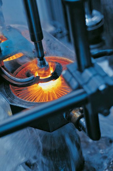 Bild 1: Der Automobilbau ist eine der wichtigsten Zielgruppen für massivumgeformte Bauteile – seien es kalt- oder warmgeformte Teile. (Bild: Hirschvogel)