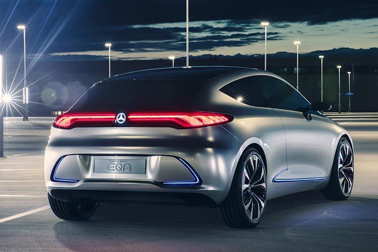 Bläulich leuchtende LED-Lichtelemente sorgen für eine etwas futuristische Aura. (Mercedes-Benz)