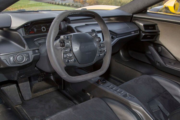 Das viereckige Lenkrad beheimatet auch die Knöpfe für den Blinker. (Bild: Ford)