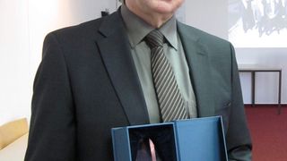 Albert Wasmeier, geschäftsführender Gesellschafter von Rafi, mit dem  „Value Added Engineering Partnership Award“ von Oerlikon  (Bild: Rafi)