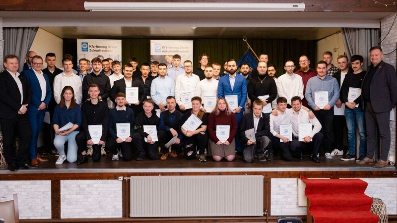 Im Schützenhof Ahlerstedt hat die Kraftfahrzeug-Innung des Kreises Stade am Donnerstagabend 43 frischgebackene Kfz-Mechatroniker feierlich in den Gesellenstand aufgenommen. Obermeister Ulrich Tietjen machte in seiner Rede unmissverständlich klar, warum das Kfz-Handwerk auch in Zeiten politischer und technologischer Umbrüche ein stabiler Beruf bleibt: „Wir halten das Land am Laufen – und wir werden gebraucht, unabhängig von der Antriebsform.“ Die Festrede hielt Carsten Schröder, Leiter der Berufsbildenden Schulen Buxtehude. Insgesamt hatten sich 52 Prüflinge der Abschlussprüfung gestellt, 43 bestanden erfolgreich. (Bild: Christian Boldt)