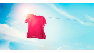 T-Shirts, die vor zu viel Sonne warnen? Forschende der Technischen Universität München (TUM) haben eine Funktionsbeschichtung aus lebendem Material entwickelt, die das möglich macht. (Symbolbild) (Bild: © Sergey Mironov - stock.adobe.com)