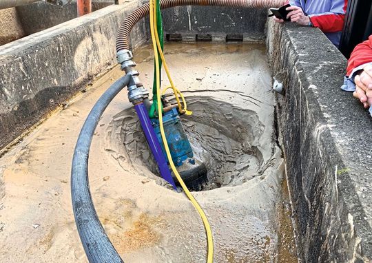 Eine Tsurumi-Pumpe mit Spülkranz frisst sich durch dickstes Sediment und leert das verschlammte Becken ganz ohne menschliches Zutun.(Bild:  Tsurumi)