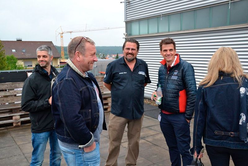 Inhaber Christian Ebert (Mitte) gebührt Dank für die Gastfreundschaft. Ob MV-Agusta-Repräsentant Christian Vossen (zweiter von rechts) ihn gleich für seine Marke rekrutieren wollte? (Dotzler, Dominsky, Lacher, Maderner, Michel, Rosenow, Schweitzer/»kfz-betrieb“)