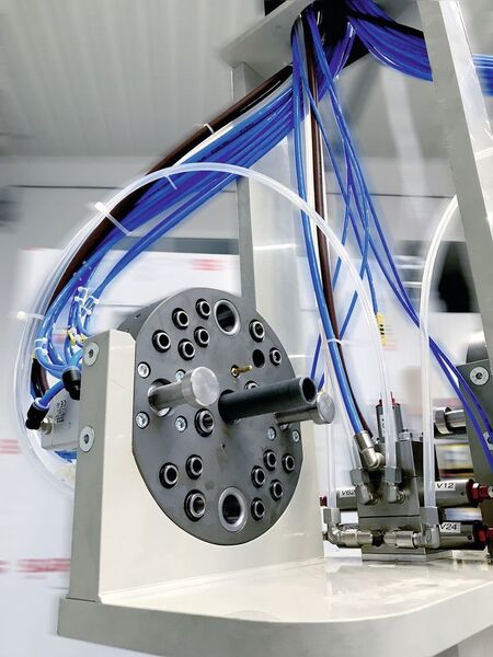 Die Multikupplung des Schnellwechselsystems SWS dient dem schnellen Wechsel von elektrostatischen Hochrotationszerstäubern an Robotern und Lackierautomaten.  (Eisele)
