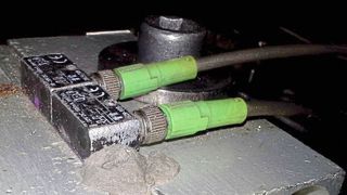 Magnetische Zylinder-Sensoren an einem speziellen Hydraulikzylinder. Die Sensoren müssen sehr hohen mechanischen Belastungen und Temperaturen bis 100 °C standhalten. (Bild: IPF Electronic gmbh)