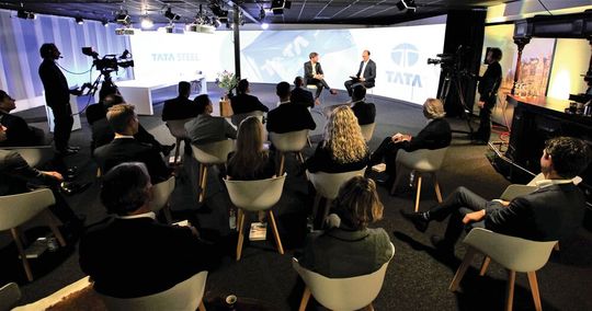 Tata Steel war in 2021 erneut Gastgeber für die hybride Paneldiskussion „Let’s talk about the future“ – dieses Mal auch vor Live-Publikum. Tata Steel war in 2021 erneut Gastgeber für die hybride Paneldiskussion „Let’s talk about the future“ – dieses Mal auch vor Live-Publikum.