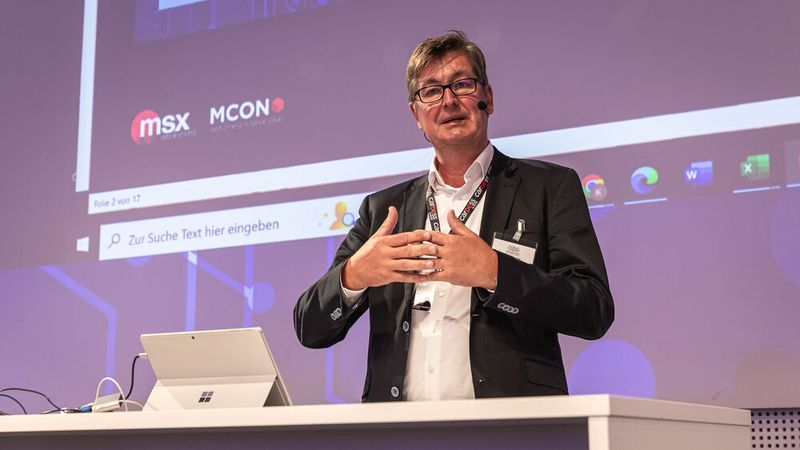 Kai Schirmer von MCON erklärte den Teilnehmern, wie sie ihre reinen Werkstattkunden in das bestehende Neu- und Gebrauchtwagen-Lead-Management integrieren können. Dann „rutscht keiner mehr durch“. um rechtzeitig dagegenzusteuern. Mehr von den Automotive Business Days: Zu den Bildern von den Ausstellern – Zur Bildergalerie von Tag 1 - Vertrieb. (Bild: Stefan Bausewein)