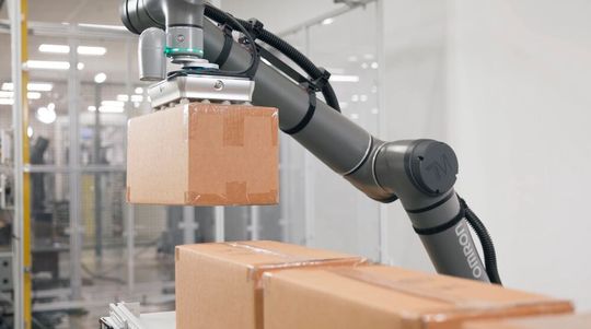 The new models in the TM S series extend the payload and reach capacities for applications such as palletizing.(Image: Omron)