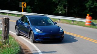 Das Model 3 von Tesla hat im November in der deutschen Neuzulassungsstatistik gepunktet und den VW Passat in der Mittelklasse überrundet. Dem VW Golf kam der Stromer hinsichtlich der Stückzahlen ebenfalls gefährlich nahe. (Bild: Jens Meiners)