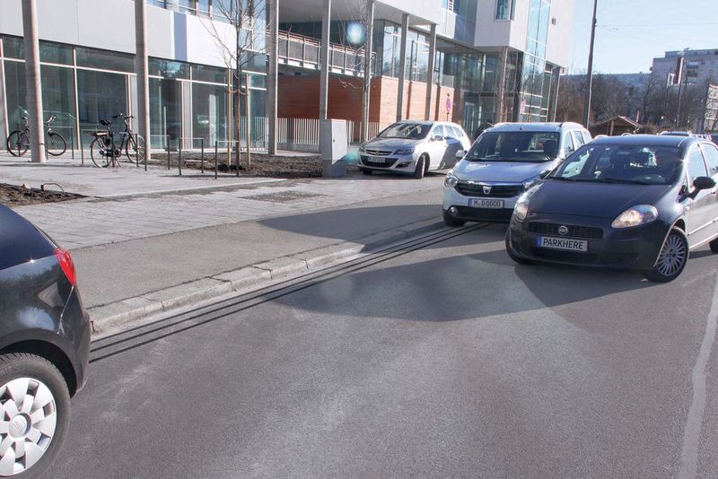 Paralleles Parken:  Die Sensoren in der Fahrbahn reagieren auf Druck. Im Bild sieht man die Streifen parallel zur Bordsteinkante.  (Bild: Park Here)