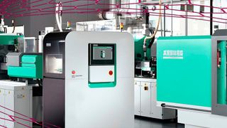 Über das private 5G-Netzwerk und das Arburg IIoT-Gateway, mit dem alle Spritzgießmaschinen und additiven Fertigungsmaschinen von Arburg ausgestattet sind, kann der Datenverkehr ohne Netzwerkkabel schnell, zuverlässig und sicher ablaufen. (Bild: Arburg/DTAG)