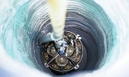 Die Ketten mit Instrumenten werden in die ins antarktische Eis gebohrten Schächte eingelassen.(Bild:  Yuya Makino, IceCube/NSF)
