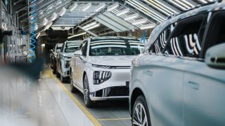 Chinesische Autohersteller produzieren überwiegend elektrifizierte Autos für ihren Heimatmarkt. Zudem steigern sie den Export und die lokale Fertigung von Pkw. (Bild: Magna)