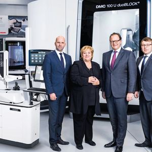 Freuen sich über Microset-Deal und Kooperationsvertrag: (v.l.) Dr. Maurice Eschweiler, Mitglied des Vorstands DMG Mori AG, Claudia Haimer, Geschäftsführende Gesellschafterin Haimer GmbH, Christian Thönes, Vorstandsvorsitzender DMG Mori AG und Andreas Haimer, Geschäftsführer Haimer GmbH.