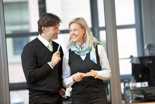 Mithilfe passender Schals und Schlips bekennt Frau und Mann Farbe und betont z. B. die eigene Firmen-CI. (Mewa)