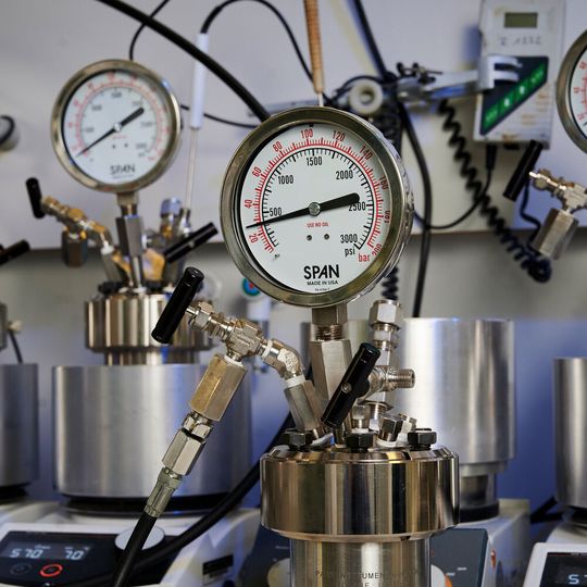 Methylformiat als H2-Speicher: In diesen Druckreaktoren wurde die Freisetzung von Wasserstoff aus einem Methylformiat-Wasser-Gemisch mithilfe eines Ruthenium-Katalysators untersucht. Der Druckanstieg zeigt die Menge des produzierten H2-Gases im Reaktor an. Methylformiat als H2-Speicher: In diesen Druckreaktoren wurde die Freisetzung von Wasserstoff aus einem Methylformiat-Wasser-Gemisch mithilfe eines Ruthenium-Katalysators untersucht. Der Druckanstieg zeigt die Menge des produzierten H2-Gases im Reaktor an.
