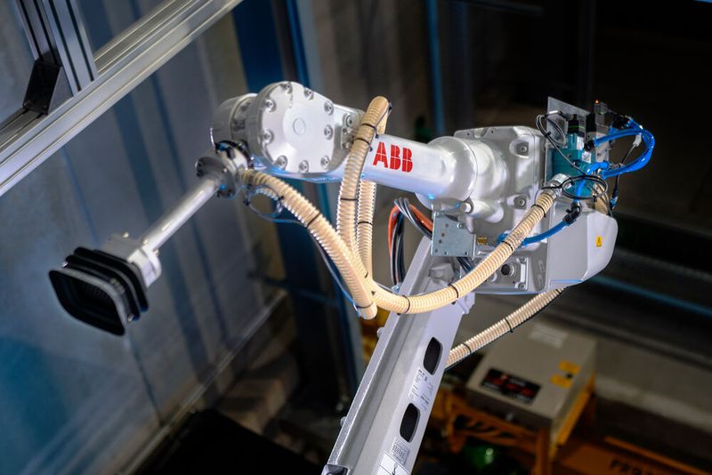 Der Fashion Inductor von ABB Robotics automatisiert Sortierprozesse in der Fashion-Logistik und ermöglicht eine flexible Anpassung an wechselnde Produkte und Betriebsbedingungen. (Bild: ABB Robotics)