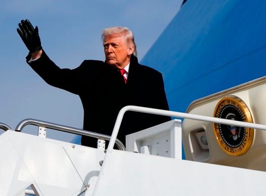 Nach anfänglichen Flugzeugproblemen ist Donald Trump nun in Davos angekommen. Parallel wird für morgen ein Sondergipfel vorbereitet, bei dem die Grönland-Frage diskutiert werden soll. Deutschland denkt dabei an Deeskalation, Frankreich ist für die härtere Gangart seitens der EU.(Bild:  dpa)