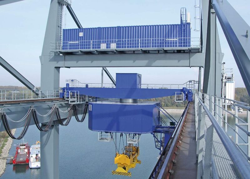 Unter dem E-Container befindet sich das Maschinenhaus mit den Katzantrieben. Darunter hängt der Spreader an einem Flaschenzug mit acht Stahlseilen. Und rechts daneben hat der Fahrer seine Kabine. (Archiv: Vogel Business Media)