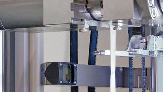 Metallzugversuch mit r- und n-Wert-Bestimmung mit Makro-Xtens (Längen­änderungsmessung) und Video-Xtens (Breitenänderungsmessung). (Zwick)