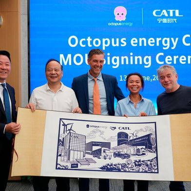 Steht traditionell am Ende der Unterzeichnung eines Joint-Venture-Vertrags: das Gruppenbild aus Vertretern von Catl und Octopus Energy. (Bild: Catl)