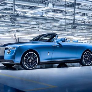 Bei den Einzelfertigungen gestaltet Rolls-Royce-Designer Alex Innes sogar die Karosse neu. (Bild:  Rolls-Royce)