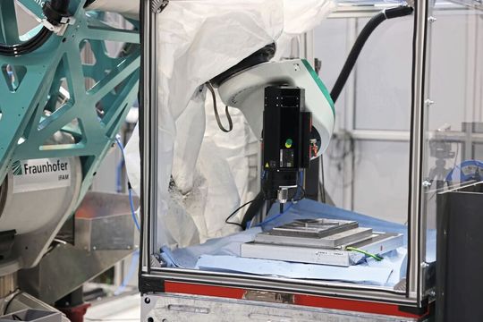 Die hochpräzise Bearbeitung eines Prüfkörper aus Stahl zeigt aus Sicht der Projektpartner, dass der Roboter mit Hybridantrieb auf der Linearachse in der Lage ist, die Lücke zwischen Industrierobotern und Werkzeugmaschinen zu schließen.(Bild:  Fraunhofer IFAM)