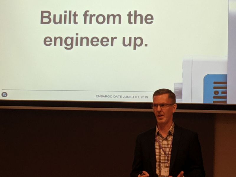 John Marrnian von Tektronix präsentiert der Presse die neuen Geräte. Entwickelt hat der Oszilloskop-Spezialist seine Messgeräte für Entwickler von Entwickler. (Bild: Hendrik Härter, ELEKTRONIKPRAXIS)