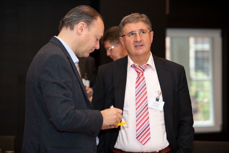 Marc Reinhard (l.), Executive Vice President und Head of Public Sector bei Capgemini Deutschland, und Thomas Popp,  Amtschef der Sächsischen Staatskanzlei und CIO des Landes Sachsen im Gespräch (Gaby Ahnert – Eventfotograf)