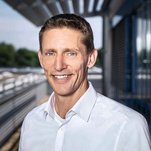 Henning Simon, President NTN Wälzlager: „Als deutsche Tochter eines japanischen Konzerns leiden wir extrem durch die Verwerfungen auf dem globalen Logistikmarkt. Wir haben lernen müssen, dass ein einzelnes Land wie China die globalen Warenströme so stören kann, dass auch Produkte, die nicht aus China kommen, betroffen sind. Hierfür werden die Logistikdienstleister entsprechende Lösungen finden müssen. Wir versuchen schon heute auf Transportwege zurückzugreifen, die nicht über China gehen. In der Vergangenheit gingen viele Schiffsrouten von Japan nach Europa immer über einen Stopp in China (meistens Shanghai). Dies wird in Zukunft wegfallen und damit auch die Logistiksituation von und nach China beeinflussen.  Für Produkte oder Vormaterial aus China haben wir jetzt mehrfach sehr schmerzhafte und kostenintensive Versorgungsengpässe erleben müssen. Um dieses Risiko für die Zukunft zu minimieren, werden wir Alternativlieferanten außerhalb Chinas entwickeln, welche mindestens einen Teil des existierenden Geschäftes mit uns übernehmen werden.  Auf der anderen Seite haben wir in der Vergangenheit immer wieder neue chinesische Lieferanten validiert und freigegeben. Da die hierfür notwendigen Audits und Besuche vor Ort nur sehr eingeschränkt möglich sind (remote oder mit Hilfe von lokalen Kollegen), haben wir diese Aktivitäten zurzeit auf Eis gelegt und suchen nach Alternativen außerhalb Chinas.“ (Bild:  Daniel Koke)